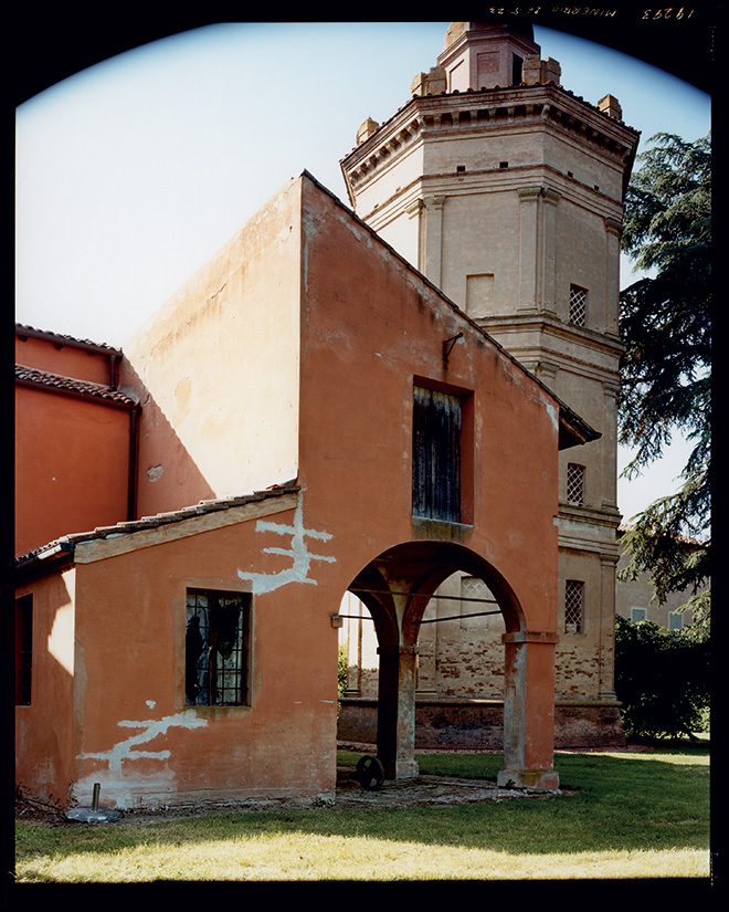 Guido Guidi - Minerbio, 2023. C-print a contatto da negativo, 20x25 cm su carta politenata cm 24x30. Courtesy Viasaterna, Milano e MAMbo - Museo d’Arte Moderna di Bologna. © Guido Guidi. Opera acquisita da MAMbo - Museo d’Arte Moderna di Bologna grazie al progetto Architettura rurale in Emilia-Romagna vincitore di Strategia Fotografia 2022, promosso dalla Direzione Generale Creatività Contemporanea del Ministero della Cultura.