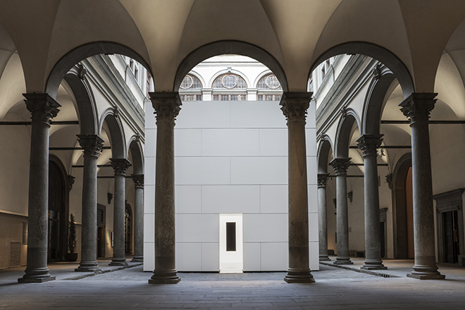 Anish Kapoor. Untrue Unreal. Cortile. Void Pavilion VII 2023 tecnica mista, vernice mixed media, paint cm 750 × 750 × 750. Installation view, Palazzo Strozzi, Firenze. ©photoElaBialkowskaOKNOstudio