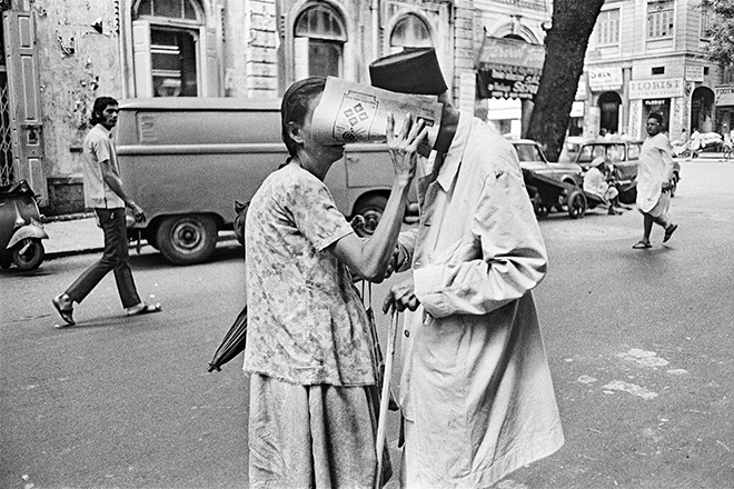 Pablo Bartholomew, Mendicanti Parsi a Fort / Parsi beggars in Fort, c.1980. Courtesy Pablo Bartholomew & PHOTOINK