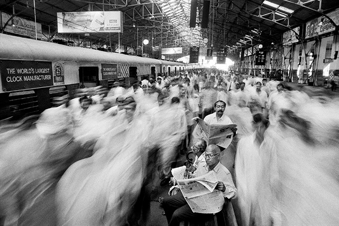 Raghu Rai, Stazione ferroviaria di Churchgate/ Churchgate railway station, 1995. Courtesy Raghu Rai & PHOTOINK 