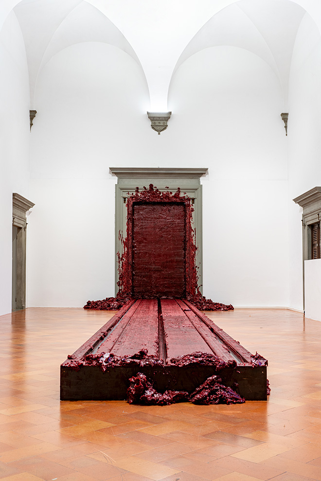 Anish Kapoor. Untrue Unreal. SALA 1 - Svayambhu, 2007, cera, vernice a base di olio wax, oil-based paint. installation view, Palazzo Strozzi, Firenze. ©photoElaBialkowskaOKNOstudio