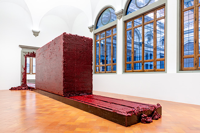 Anish Kapoor. Untrue Unreal. SALA 1 - Svayambhu, 2007, cera, vernice a base di olio wax, oil-based paint. installation view, Palazzo Strozzi, Firenze. ©photoElaBialkowskaOKNOstudio