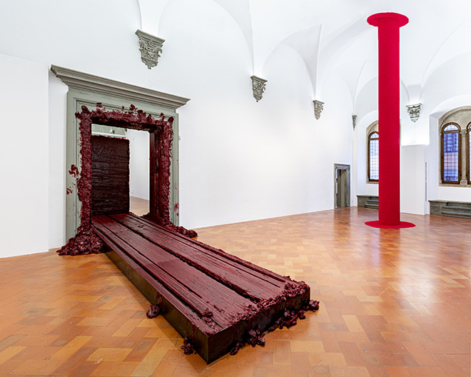 Anish Kapoor. Untrue Unreal. SALA 1 - Svayambhu, 2007, cera, vernice a base di olio wax, oil-based paint. installation view, Palazzo Strozzi, Firenze. ©photoElaBialkowskaOKNOstudio