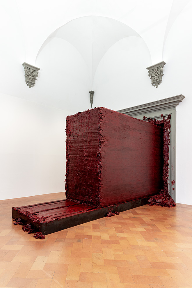 Anish Kapoor. Untrue Unreal. SALA 1 - Svayambhu, 2007, cera, vernice a base di olio wax, oil-based paint. installation view, Palazzo Strozzi, Firenze. ©photoElaBialkowskaOKNOstudio