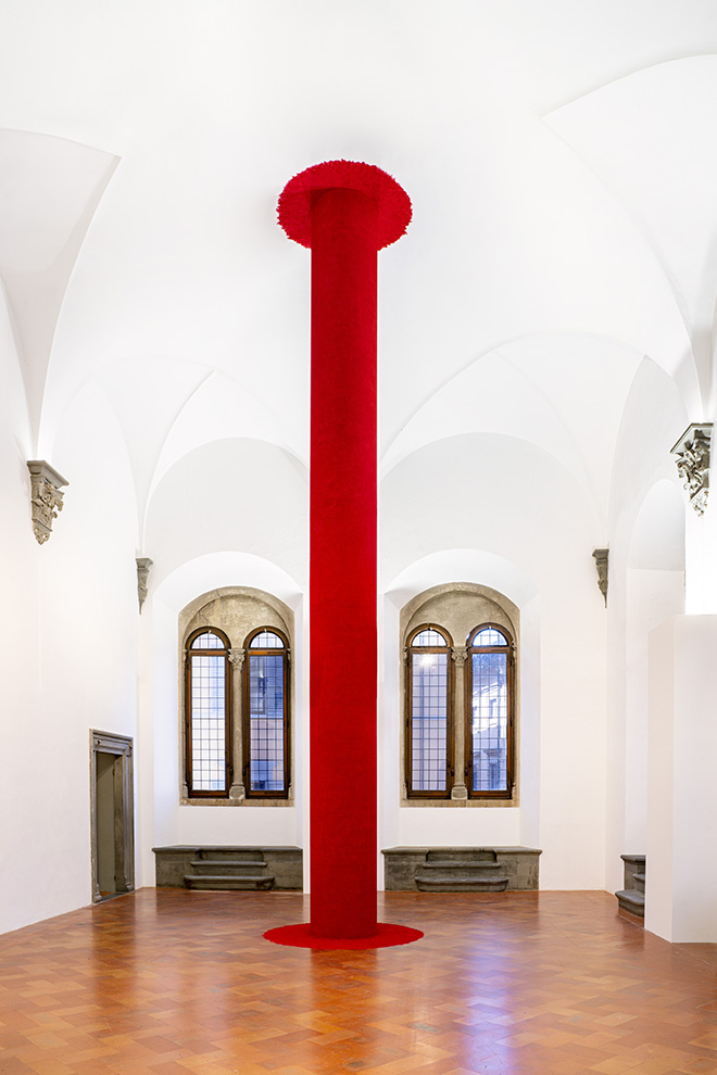 Anish Kapoor. Untrue Unreal. SALA 3, Endless Column, 1992, tecnica mista, pigmento mixed media, pigment. Installation view, Palazzo Strozzi, Firenze. ©photoElaBialkowskaOKNOstudio