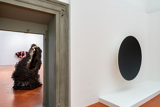 Anish Kapoor. Untrue Unreal. SALA 5, Gathering Clouds, 2014, fibra di vetro, vernice fiberglass, paint cm 188 × 188 × 39 ciascuno each. Installation view, Palazzo Strozzi, Firenze. ©photoElaBialkowskaOKNOstudio