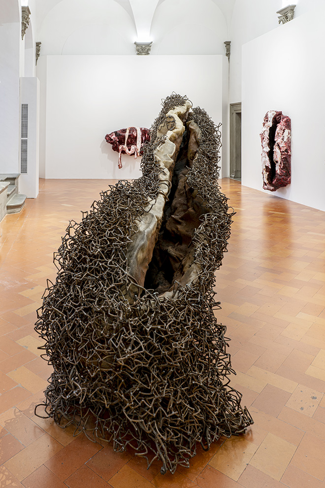 Anish Kapoor. Untrue Unreal. SALA 6. A Blackish Fluid Excavation, 2018, acciaio, resina, steel, resin, cm 150 × 140 × 740. Tongue Memory, 2016, silicone, vernice, silicone, paint, cm 250 × 130 × 70. Today You Will Be in Paradise, 2016, silicone, vernice, silicone, paint cm 250 × 195 × 45. Three Days of Mourning, 2016, silicone, tecnica mista, vernice, silicone, mixed media, paint, cm 250 × 120 × 70. First Milk, 2015, silicone, fibra di vetro, vernice, silicone, fibreglass, paint. Installation view, Palazzo Strozzi, Firenze. ©photoElaBialkowskaOKNOstudio