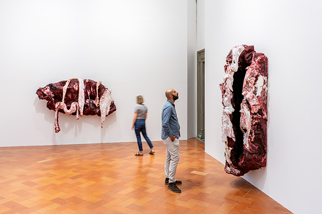 Anish Kapoor. Untrue Unreal. SALA 6. A Blackish Fluid Excavation, 2018, acciaio, resina, steel, resin, cm 150 × 140 × 740. Tongue Memory, 2016, silicone, vernice, silicone, paint, cm 250 × 130 × 70. Today You Will Be in Paradise, 2016, silicone, vernice, silicone, paint cm 250 × 195 × 45. Three Days of Mourning, 2016, silicone, tecnica mista, vernice, silicone, mixed media, paint, cm 250 × 120 × 70. First Milk, 2015, silicone, fibra di vetro, vernice, silicone, fibreglass, paint. Installation view, Palazzo Strozzi, Firenze. ©photoElaBialkowskaOKNOstudio