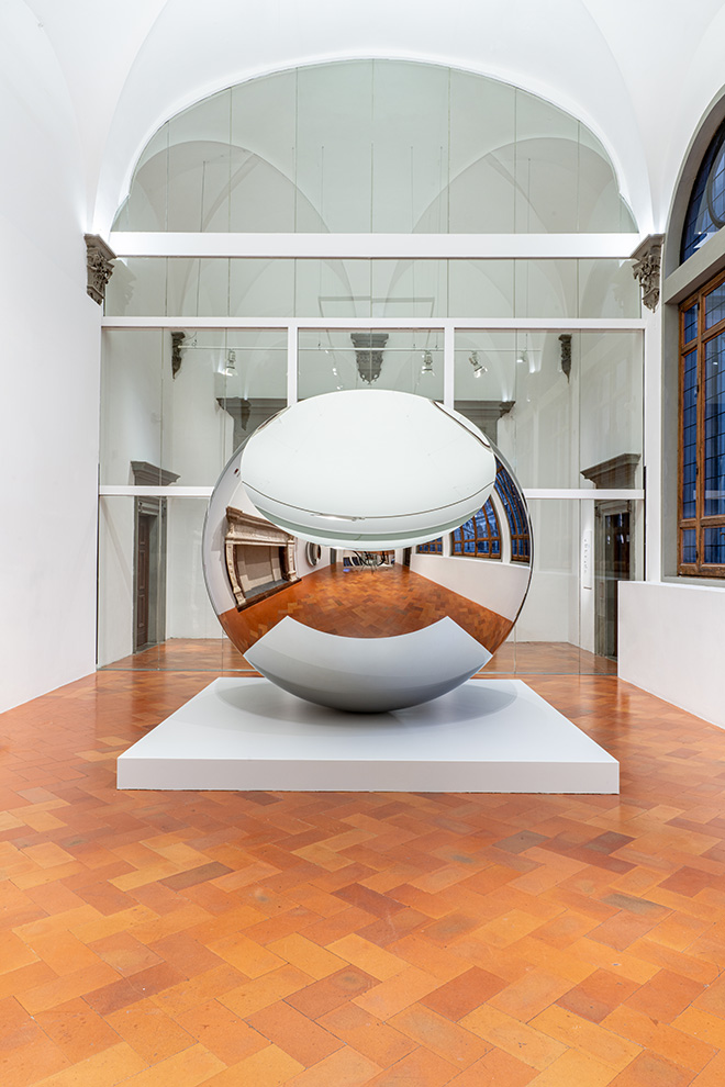 Anish Kapoor. Untrue Unreal. SALA 7. Vertigo, 2006, acciaio inossidabile, stainless steel, cm 225 × 480 × 60. Mirror, 2018, acciaio inossidabile, stainless steel, cm 195 × 195 × 25. Newborn, 2019, acciaio inossidabile, stainless steel, cm 300 × 300 × 300. Installation view, Palazzo Strozzi, Firenze. ©photoElaBialkowskaOKNOstudio