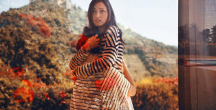 Anna Di Prospero, Self-portrait with my sister, 2018, stampa fotografica, 67x100 cm - courtesy Anna Di Prospero