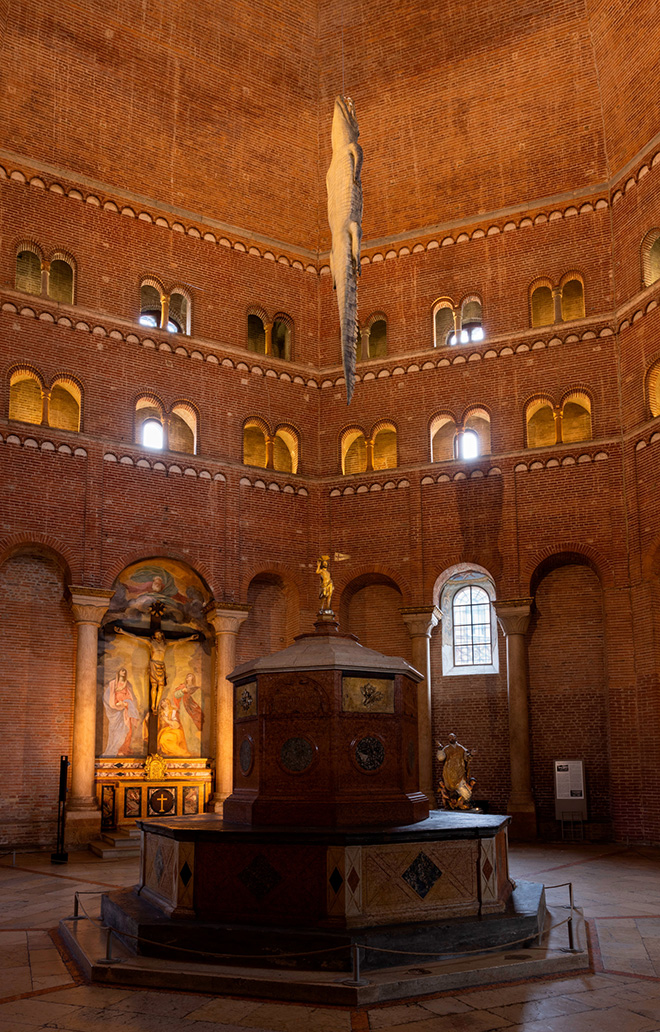 Maurizio Cattelan - Ego, Battistero di San Giovanni Battista, Cremona. Photo credit: Andrea Rossetti