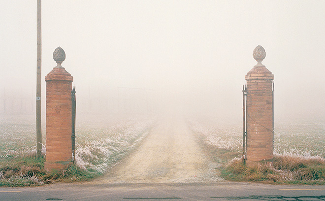 Luigi Ghirri, Formigine, ingresso casa colonica, 1988. © Eredi Luigi Ghirri.