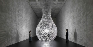 “Gravity and Grace,” installation view of the exhibition “Shinji Ohmaki: Interface of Being,” The National Art Center, Tokyo, 2023 (Photo by Keizo Kioku).