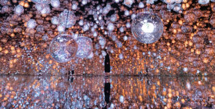 teamLab, Bubble Universe: Physical Light, Bubbles of Light, Wobbling Light, and Environmental Light, 2023 (work in progress), Interactive Installation, LED, Endless, Sound: Hideaki Takahashi © teamLab, courtesy Pace Gallery.