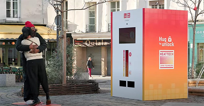 UNIQLO Heattech – “Hug to Unlock”, marketing e connessioni umane