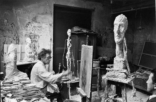 Ernst Scheidegger - Alberto Giacometto dipinge Isaku Yanaihara nel suo studio parigino, 1959. ©Stiftung Ernst Scheidegge-Archiv, Zürich; works Alberto Giacometti ©Succession, Alberto Giacometti / 2024, ProLitteris, Zurich