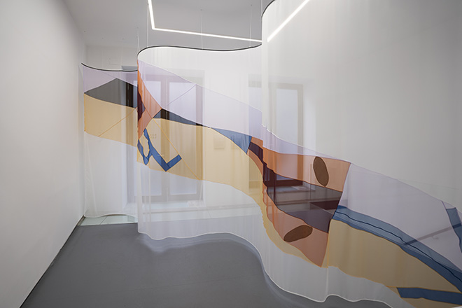 Andrea Canepa, La rebelión de los artefactos, 2021. Installation view. Courtesy of Rosa Santos Galley. Foto Guillermo Etchemendi