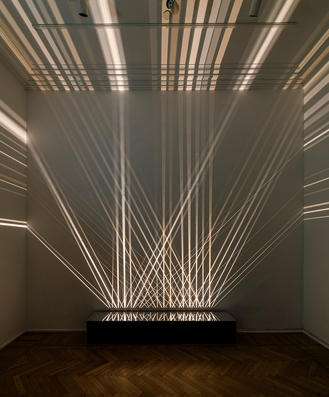 JJulio Le Parc - Sphère Noire, 2023, Plexiglas nero, nylon Ø 154 cm. Courtesy: The artist and Galleria Continua. Photographer: Giorgio Benni