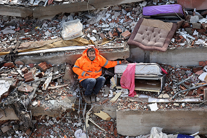 © Adem Altan, Agence France-Presse - Title: A Father’s Pain. Honorable Mention, Europe, Singles, World Press Photo, 2024