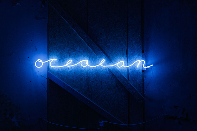 David Horvitz, o c e a e a n (after Aram Saroyan), 2020; Neon shaped in the artist’s handwriting; 15.24 × 205.74 cm. Installation view of “AM SEEGARTEN”, Kirchmöser 2023. Photo by Ludger Paffrath. Courtesy of the Artist, Los Angeles, ChertLüdde, Berlin and Am Seegarten, Kirchmöser.