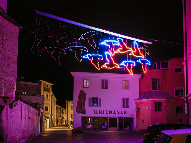 Water Light Festival 2024, Bressanone (BZ) - Migrazione (Climate Change), by Piero Gilardi, Hartwiggasse. Photo credit: Brixen Tourismus, Matthias Gasser