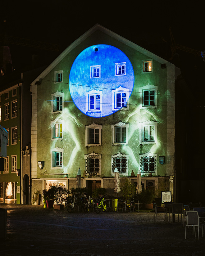 Water Light Festival 2024, Bressanone (BZ) - Water Walker, by Tokyo Blue, Altenmarktgasse. Photo credit: Brixen Tourismus, Matthias Gasser