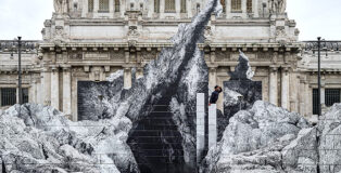 JR - La Nascita, installazione, Stazione Centrale di Milano