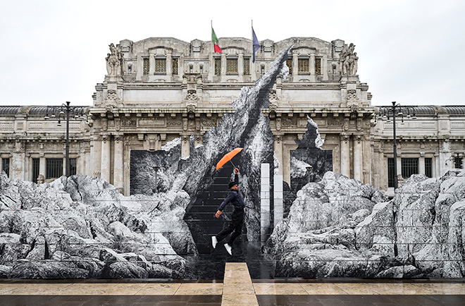 JR - La Nascita, installazione, Stazione Centrale di Milano