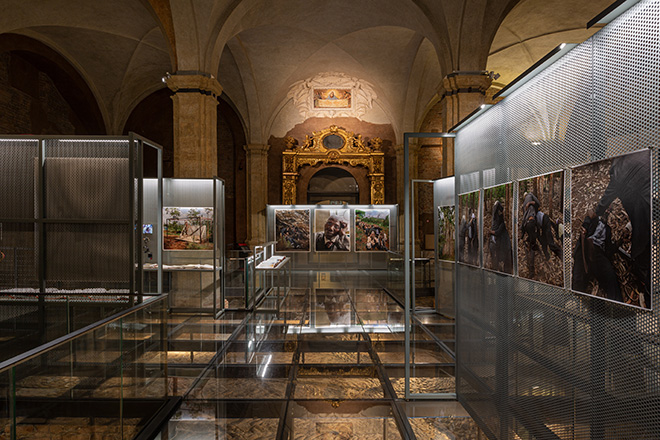 Max Pinckers et al. - State of Emergency Harakati za Mau Mau kwa Haki, Usawa na Ardhi Yetu, installation view, Palazzo Madama - Museo Civico d’Arte Antica, Torino. Photo credit: Nicola Morittu