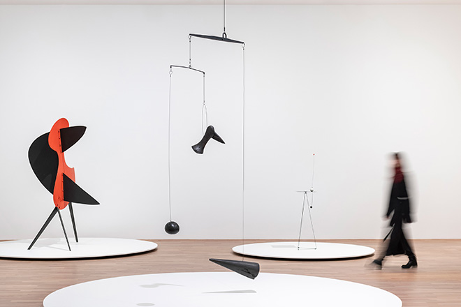 Veduta dell’allestimento Calder. Sculpting Time, MASI Lugano, Svizzera. Foto Luca Meneghel © 2024 Calder Foundation, New York / Artists Rights Society (ARS), New York.