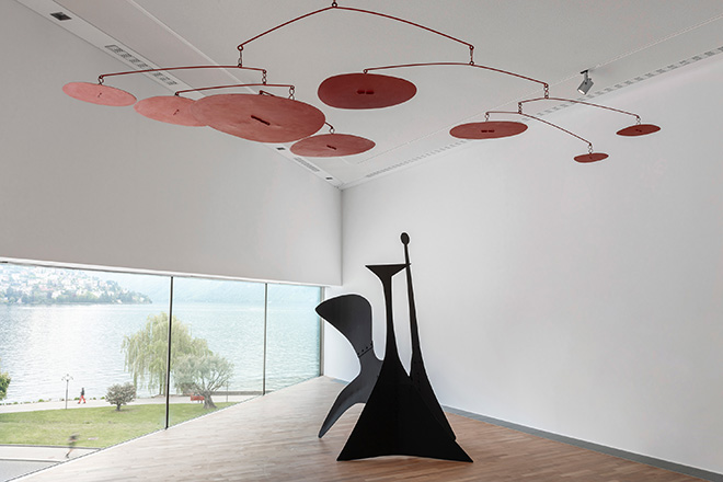 Veduta dell’allestimento Calder. Sculpting Time, MASI Lugano, Svizzera. Foto Luca Meneghel © 2024 Calder Foundation, New York / Artists Rights Society (ARS), New York.