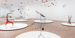 Veduta dell’allestimento “Calder. Sculpting Time,” MASI Lugano, Svizzera. Foto Luca Meneghel © 2024 Calder Foundation, New York / Artists Rights Society (ARS), New York.