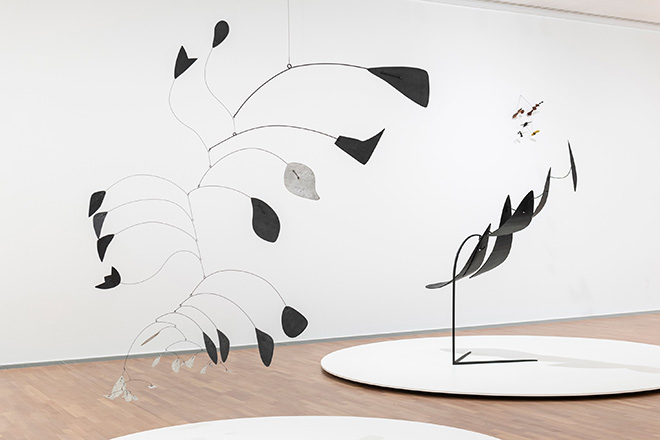 Veduta dell’allestimento Calder. Sculpting Time, MASI Lugano, Svizzera. Foto Luca Meneghel © 2024 Calder Foundation, New York / Artists Rights Society (ARS), New York.