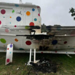 Un incendio doloso ha danneggiato a Crotone l’opera d’arte di Massimo Sirelli, “San Nikolaus”