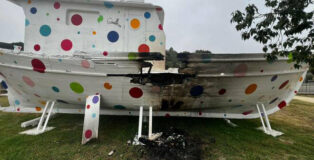 Un incendio doloso ha danneggiato a Crotone l'opera d'arte di Massimo Sirelli, San Nikolaus