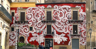 Nespoon - Il murale a Mirabella Imbaccari (CT) celebra la tradizione de "Il pizzo a Tombolo"