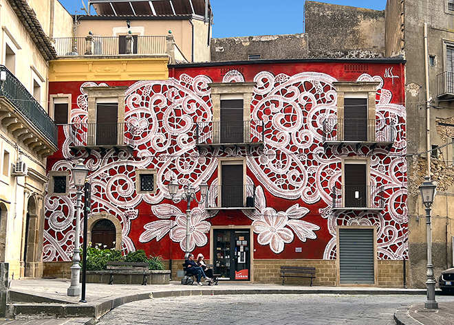 NeSpoon – Il murale a Mirabella Imbaccari celebra la tradizione de “Il pizzo a Tombolo”
