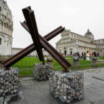 “Exodus”, gli archetipi dello scultore Alexey Morosov in piazza dei Miracoli