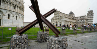 Alexey Morosov - Exodus, Piazza dei Miracoli, Pisa. Photo credit: Massimo Giorgi