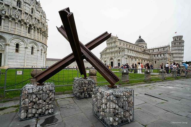 “Exodus”, gli archetipi dello scultore Alexey Morosov in piazza dei Miracoli