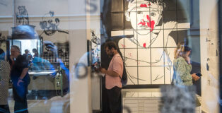Gianluca Costantini, “Nel mirino della memoria”- Ritratti dei giornalisti uccisi in Palestina, installation view, Squadro Galleria Stamperia d’Arte, Bologna. Photo credit: Michele Lapini