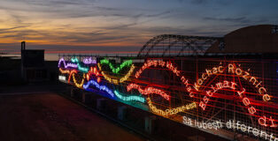 Michelangelo Pistoletto - Love Difference, 2005-2024, neon, 6,40 x 40 m. Courtesy l'artista e GALLERIA CONTINUA. Foto: Cosimo Rubino