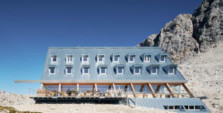 Senoner Tammerle Architetti - Rifugio Passo Santner, 2.734m, 2023, Passo Santner, Tires. Foto: Lukas Schaller