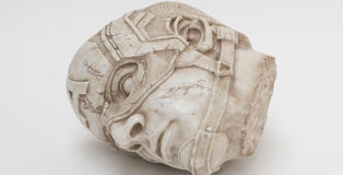 Filippo Tincolini, Teseo Head. 2024 Bianco Carrara, Marmo Patinato Carrara, 112x80x120. PH: Laura Veschi. Courtesy: Filippo Tincolini Studio