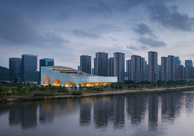 Yunchao Xu/Atelier Apeiron - Hengqin Culture & Art Complex, Hengqin, Xiangzhou, Zhuhai, China. Natural light in the art hall. Waterfront view Photo credit: Shengliang Su Yunchao Xu/Atelier Apeiron - Hengqin Culture & Art Complex, Hengqin, Xiangzhou, Zhuhai, China. Natural light in the art hall. Waterfront view Photo credit: Shengliang Su