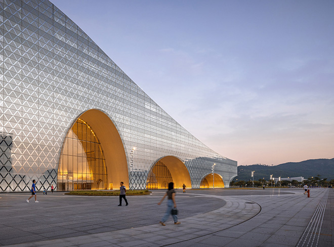 Yunchao Xu/Atelier Apeiron - Hengqin Culture & Art Complex, Hengqin, Xiangzhou, Zhuhai, China. Three arches in the twilight. Photo credit: Schran Image Yunchao Xu/Atelier Apeiron - Hengqin Culture & Art Complex, Hengqin, Xiangzhou, Zhuhai, China. Three arches in the twilight. Photo credit: Schran Image