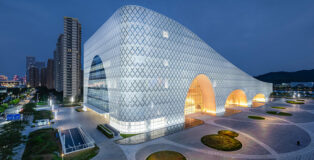 Yunchao Xu/Atelier Apeiron - Hengqin Culture & Art Complex, Hengqin, Xiangzhou, Zhuhai, China. Natural light in the art hall. Northwest facade. Photo credit: Yipeng Lv