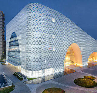 Yunchao Xu/Atelier Apeiron - Hengqin Culture & Art Complex, Hengqin, Xiangzhou, Zhuhai, China. Natural light in the art hall. Northwest facade. Photo credit: Yipeng Lv Yunchao Xu/Atelier Apeiron – Hengqin Culture & Art Complex: arte e crescita culturale