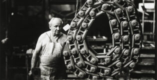 Uliano Lucas, Industria di cingolati Berco, Ferrara, 1984. Proprietà della Fondazione per l’Arte Moderna e Contemporanea CRT in comodato a GAM Galleria Civica d’Arte Moderna e Contemporanea di Torino. Courtesy Fondazione Torino Muse