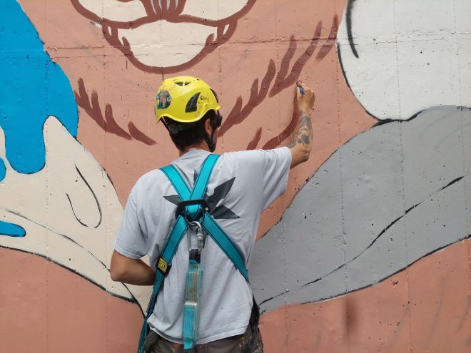 In Fabula salus, Lucamaleonte dipinge le favole di Esopo Il Pavone e la Gru e la Volpe dalla pancia piena per il progetto a Roma in via Dina Galli. Foto: LAP In Fabula salus, Lucamaleonte dipinge le favole di Esopo Il Pavone e la Gru e la Volpe dalla pancia piena per il progetto a Roma in via Dina Galli. Foto: LAP